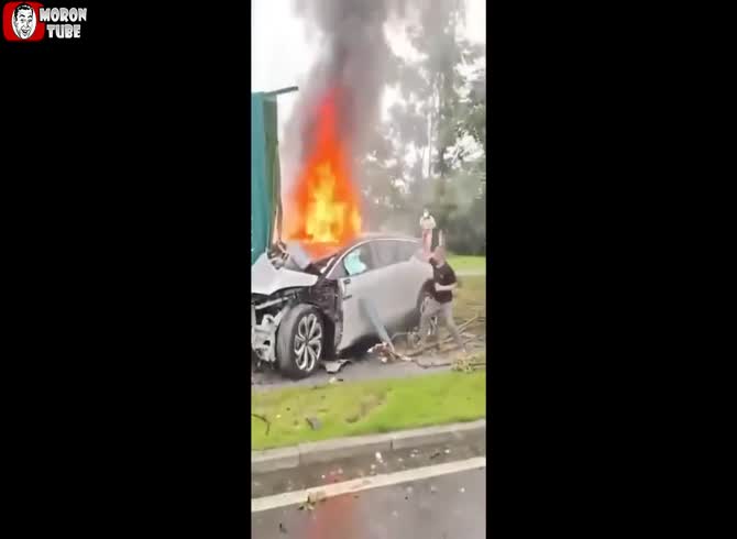 Video :A terrifying video of a major traffic collision in China (Warning - disturbing)